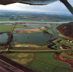 847944 Luchtfoto van het natuurgebied De Blauwe Kamer tussen Rhenen en Wageningen, uit het noordoosten. Rechts de ...